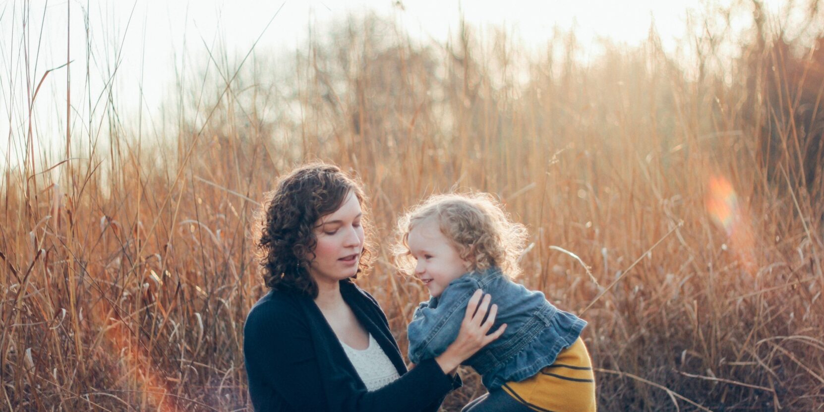 Matka z dzieckiem na rękach